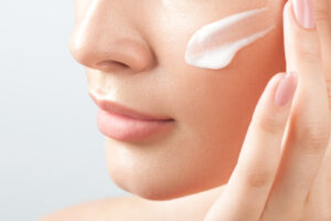 Serum und Creme in der Hautpflegeroutine