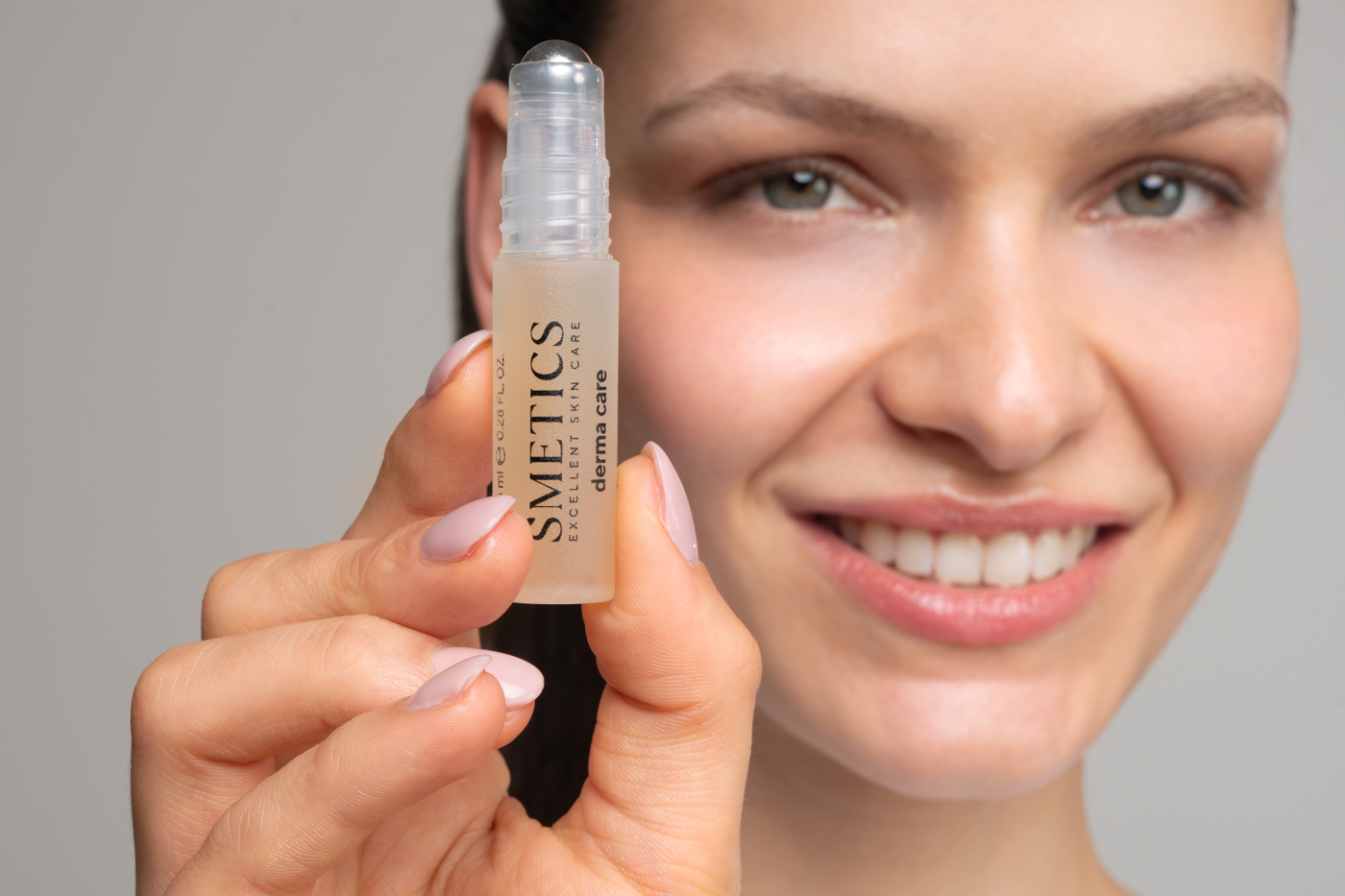 Frau mit anti-pickel-roll-on-stift in der rechten Hand.