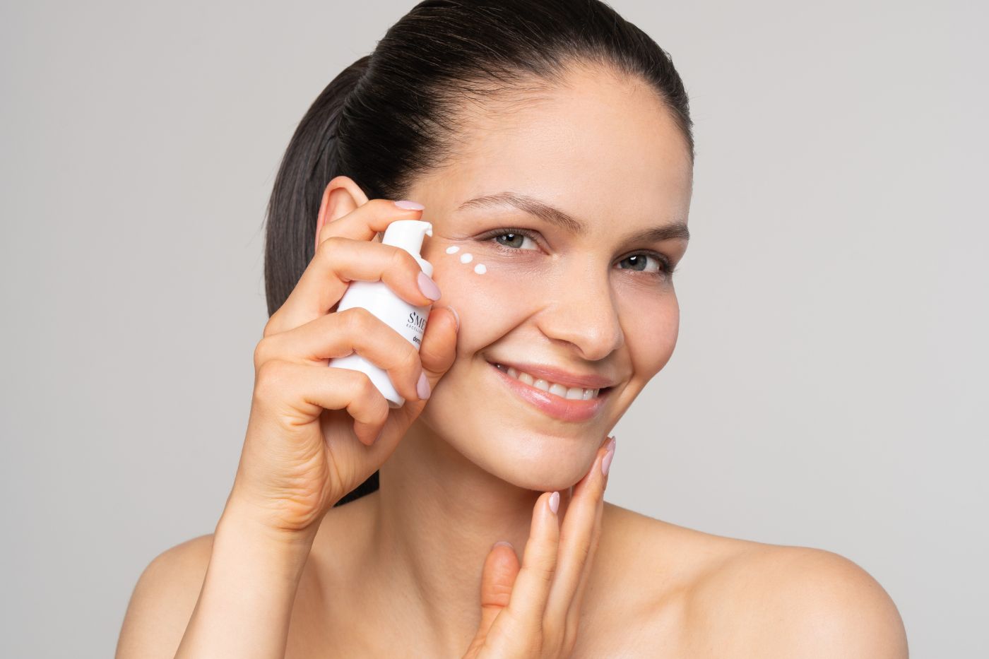 Frau trägt Skincare nach Workout auf