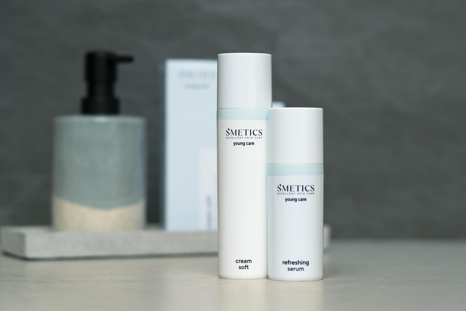 S'METICS Young Care Produkte stehen neben einem Seifenspender